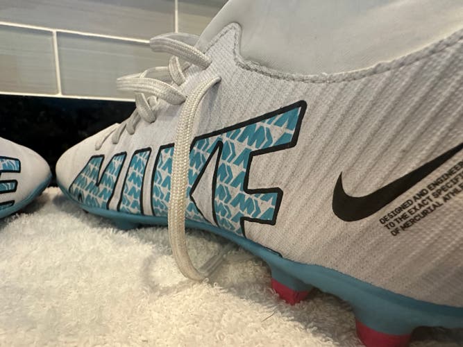 White Barely Used Men's Size 7.5 (Women's 8.5) Molded Cleats Nike Superfly 9 Club FG/MG Cleats