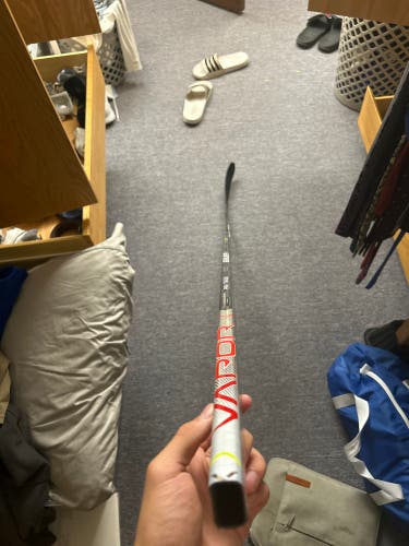 Senior Left Hand P28  Vapor Hyperlite Hockey Stick