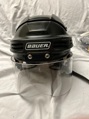Bauer HH4000 Hockey Helmet Medium w/Half Shield