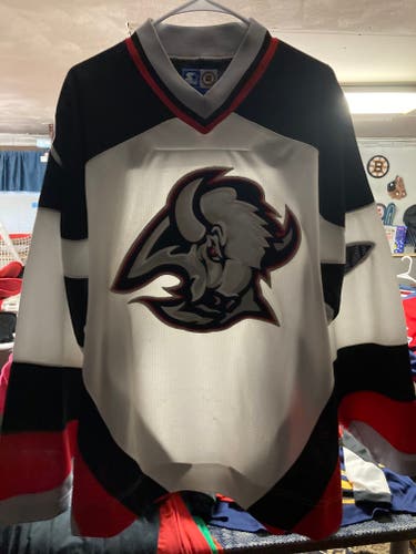 White Buffalo Sabres  Used Men's Large Starter Jersey