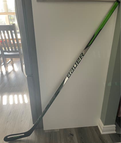Senior Right Handed P28  Sling Hockey Stick
