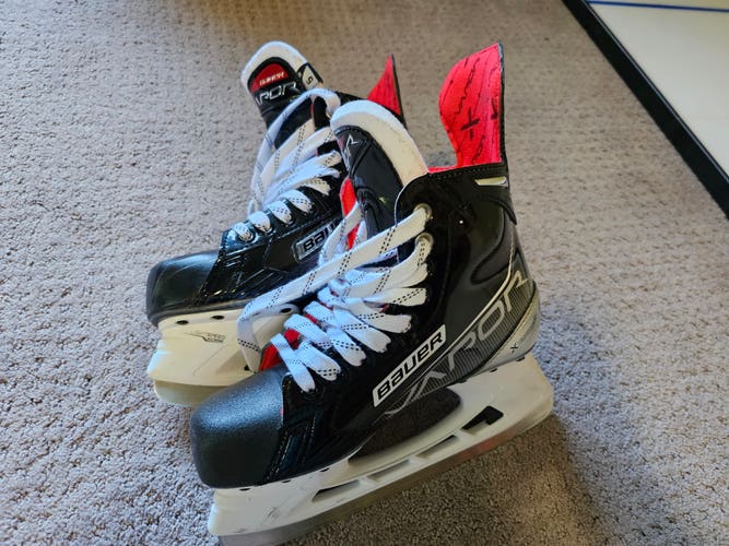 Intermediate Used Bauer Vapor X3.7 Hockey Skates Regular Width Size 5
