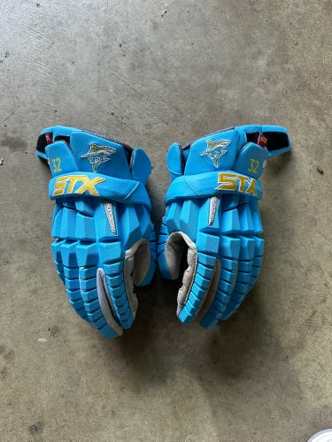 LIU Sharks Stx Rzr gloves