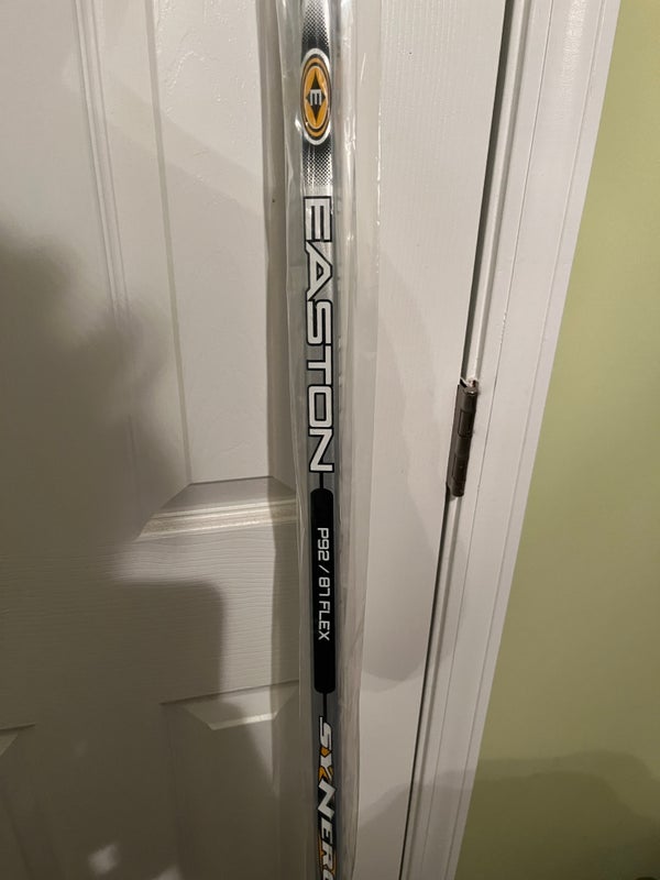 Easton Synergy EQ50 Senior Hockey Stick grip Flex 110 'Chara', game  page:rechts, bend:P33 Chara : : Sports & Outdoors