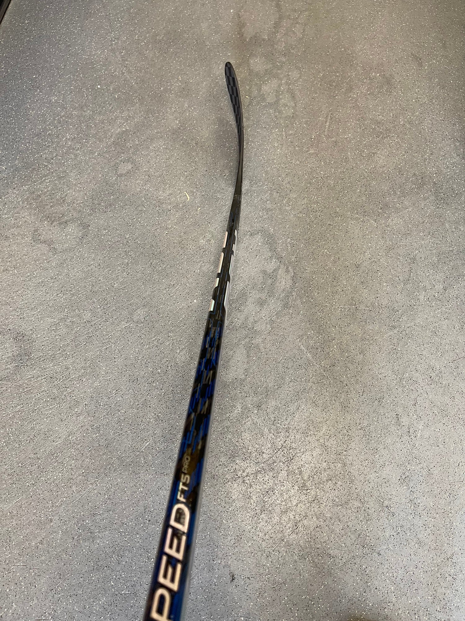 Intermediate Right Handed P29 Synergy 80 Hockey Stick