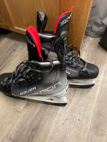 Used Bauer Regular Width   Size 5.5 Vapor Hyperlite Hockey Skates