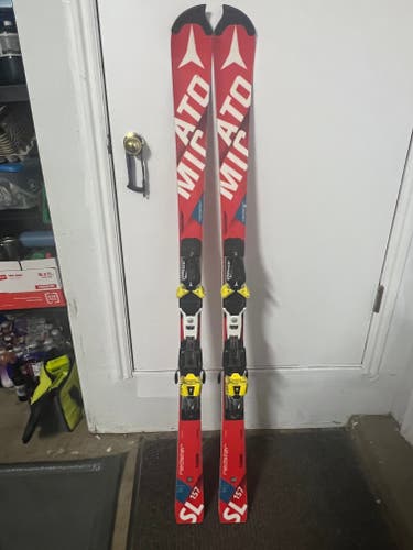 Used Women's 2016-17 Atomic 157 cm Racing Redster FIS SL Skis With Bindings Max Din 16