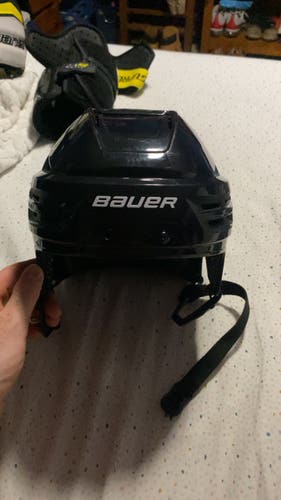 New Medium Bauer Re-Akt 85 Helmet