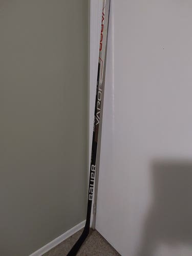 Used Bauer Right Handed Vapor Hyperlite Hockey Stick P28