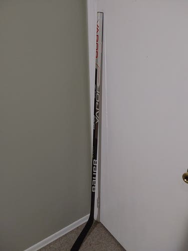 Used Bauer Right Handed Vapor Hyperlite Hockey Stick P92M