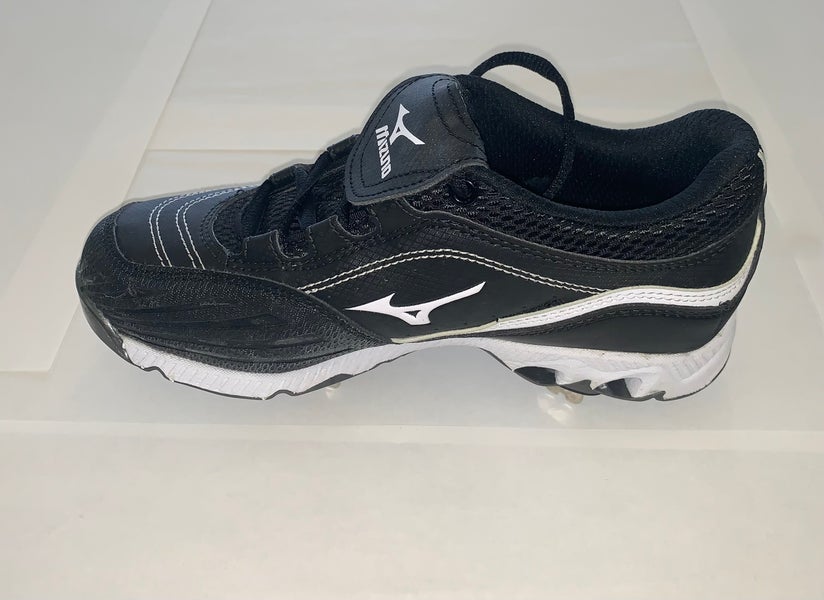Brand New Mizuno Women's Black Swift Switch Size 6 Metal Mizuno Low Top