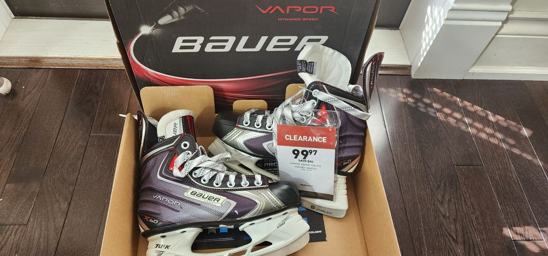New Bauer Vapor X60 Hockey Skates Regular Width Size 4