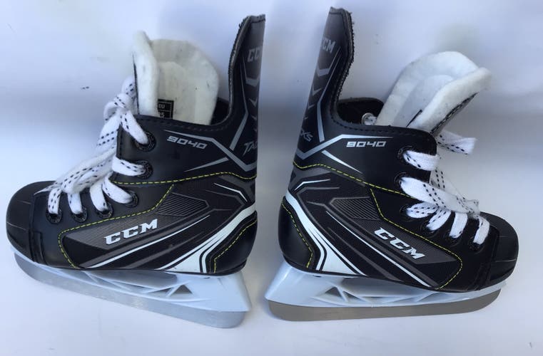 New CCM Regular Width Youth Size 8 Hockey Skates