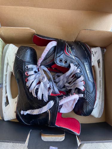 Used Bauer Regular Width Size 2 Vapor Hockey Skates