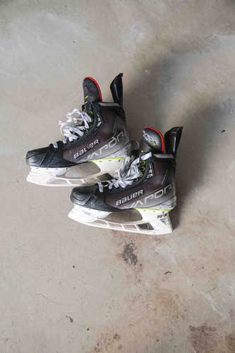 Senior Used Bauer Vapor Hyperlite Hockey Skates Size 7