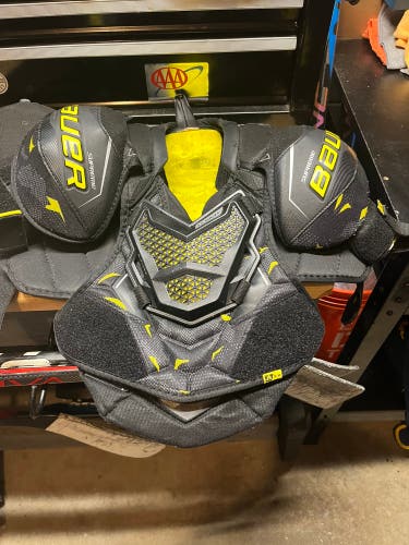 Used Medium Bauer Supreme 3s Shoulder Pads