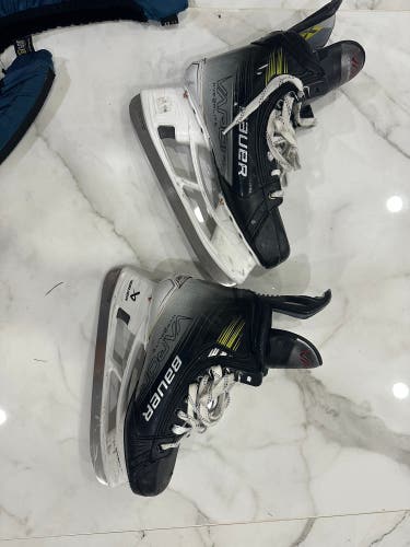 Bauer Vapor Hyperlite 2 Size 9.5 Hockey Skates Regular Width