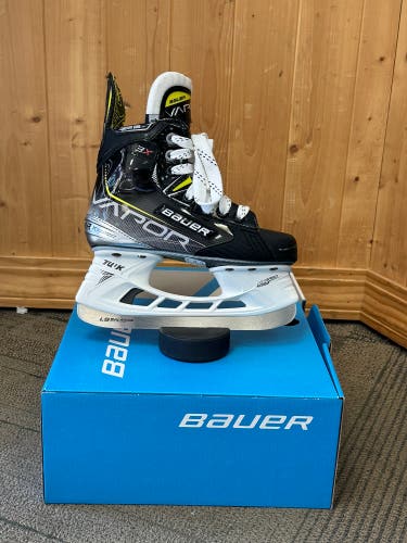 New Bauer Regular Width Size 1.5 Vapor 3X Hockey Skates