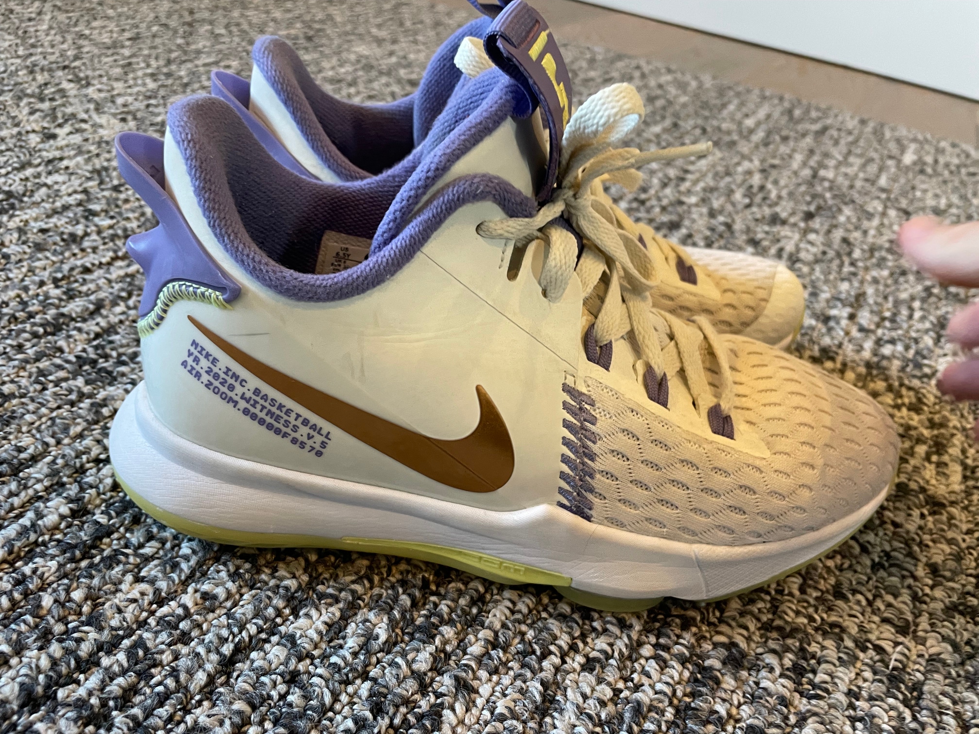 Used Kid's Size 6.5 (Women's 7.5) Nike Lebron Witness Basketball Shoes