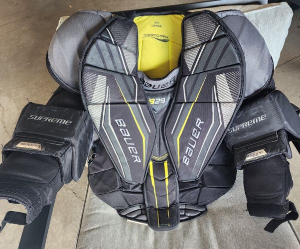 Used Large Bauer Supreme s29 Goalie Chest Protector