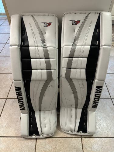 Vaughn Velocity V7 Goalie Leg Pads ( Like New Condition)