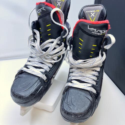 Junior Used Bauer Vapor Hyperlite Hockey Skates Size 4 Fit 2
