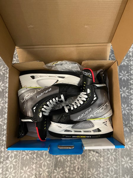 New Intermediate Bauer Vapor Hyperlite Hockey Skates Size 5.5 Fit 3