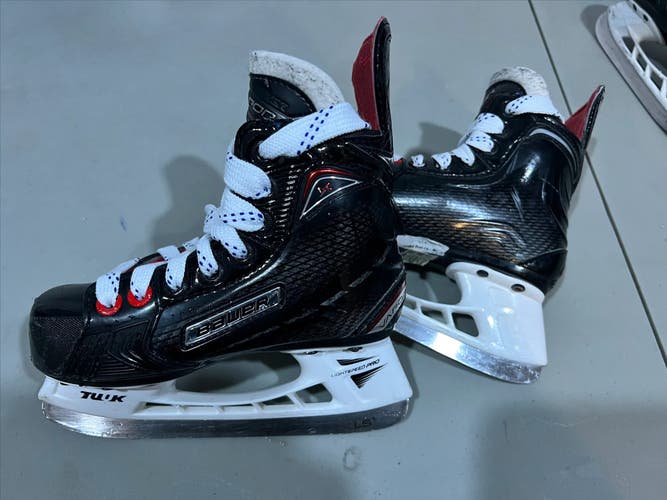Youth Bauer Regular Width Size 11 Vapor 1X Hockey Skates