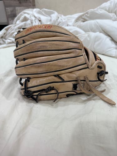 Used 2020 Wilson Right Hand Throw Infield A2000 Baseball Glove 11.25"