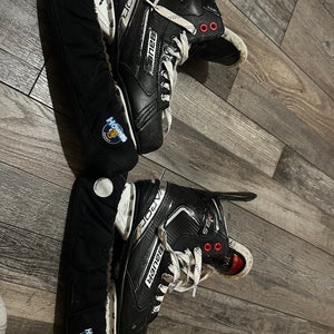 Used Bauer Regular Width Size 7 Vapor X3.5 Hockey Skates