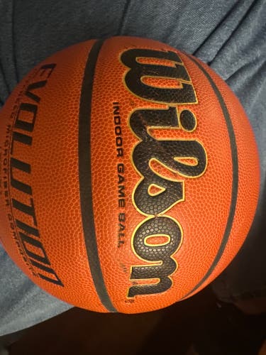 Wilson evolution indoor basketball 28.5/size 6