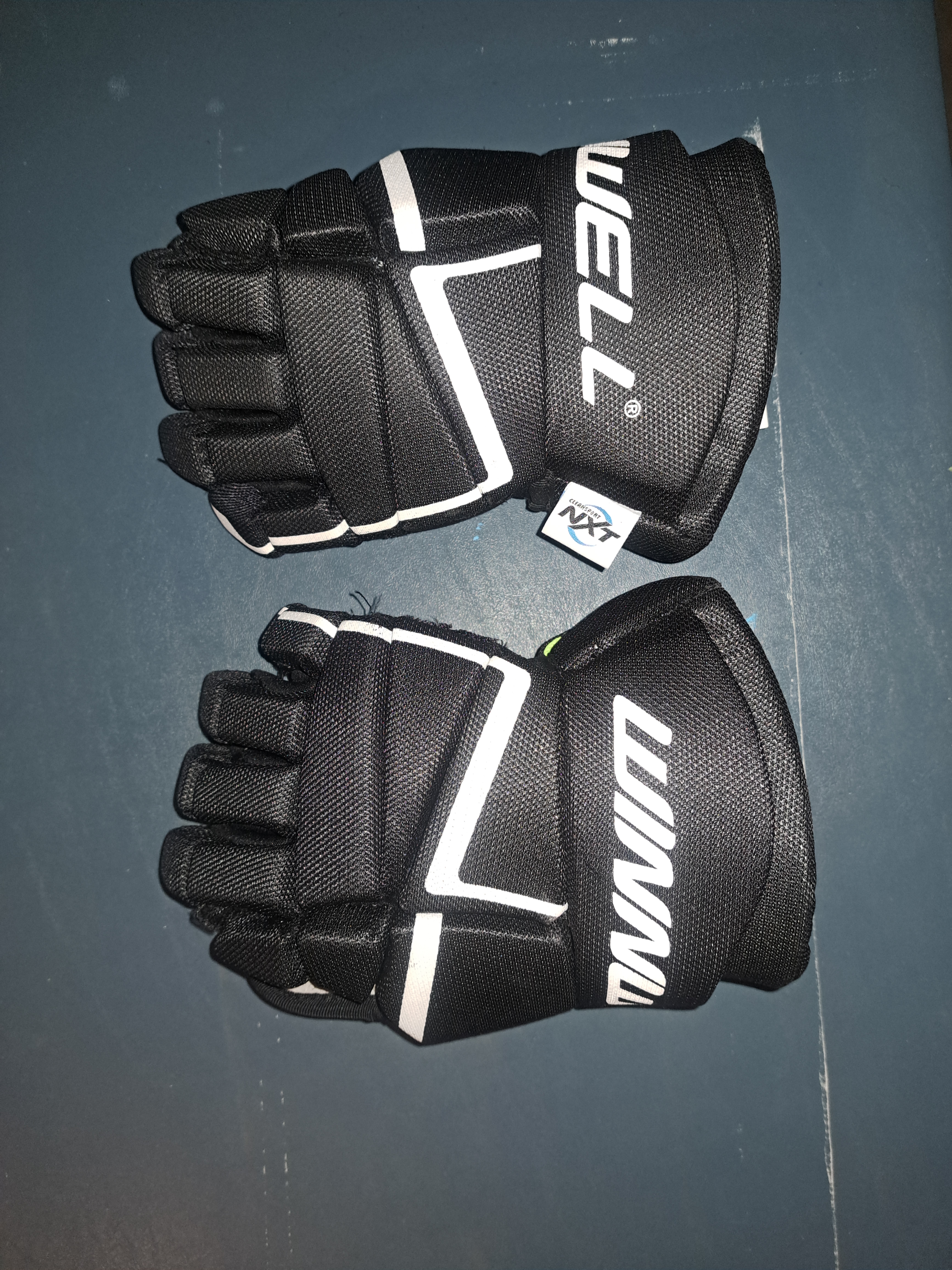 Used Winnwell Amp 500 Gloves 12"