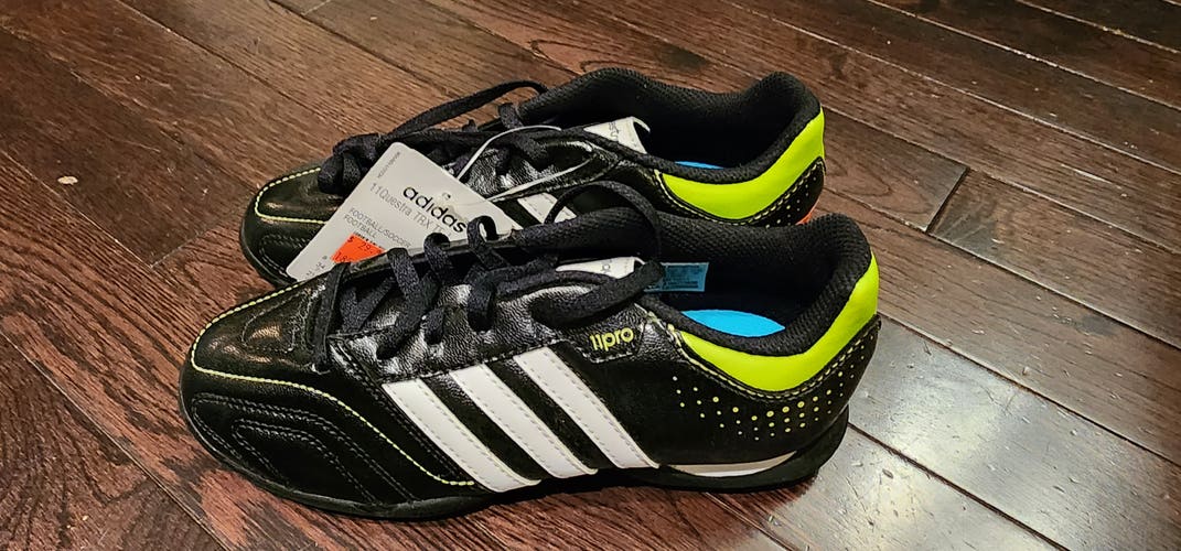 NEW ADIDAS SOCCER SHOE (SIZE 2.5)