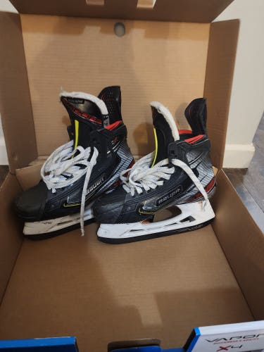 Junior Used Bauer Vapor 2X Pro Hockey Skates Regular Width Size 4.5