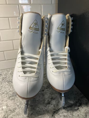 New Jackson Ultima Size 9 Figure Skates