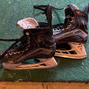 Used Bauer Regular Width  Size 3 Vapor Hockey Skates