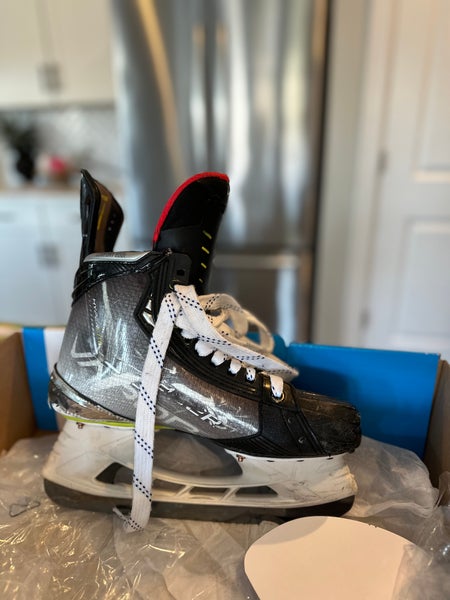 Senior Used Bauer Vapor Hyperlite Hockey Skates Narrow Width Size 7