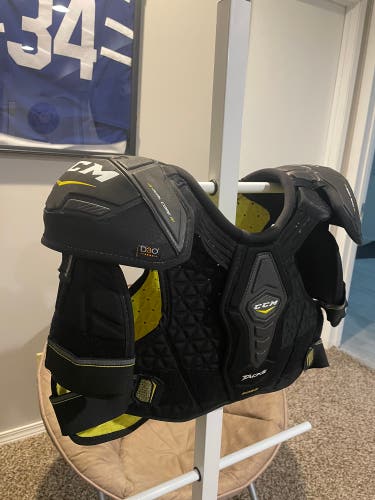 CCM 6052 Hockey Shoulder Pads