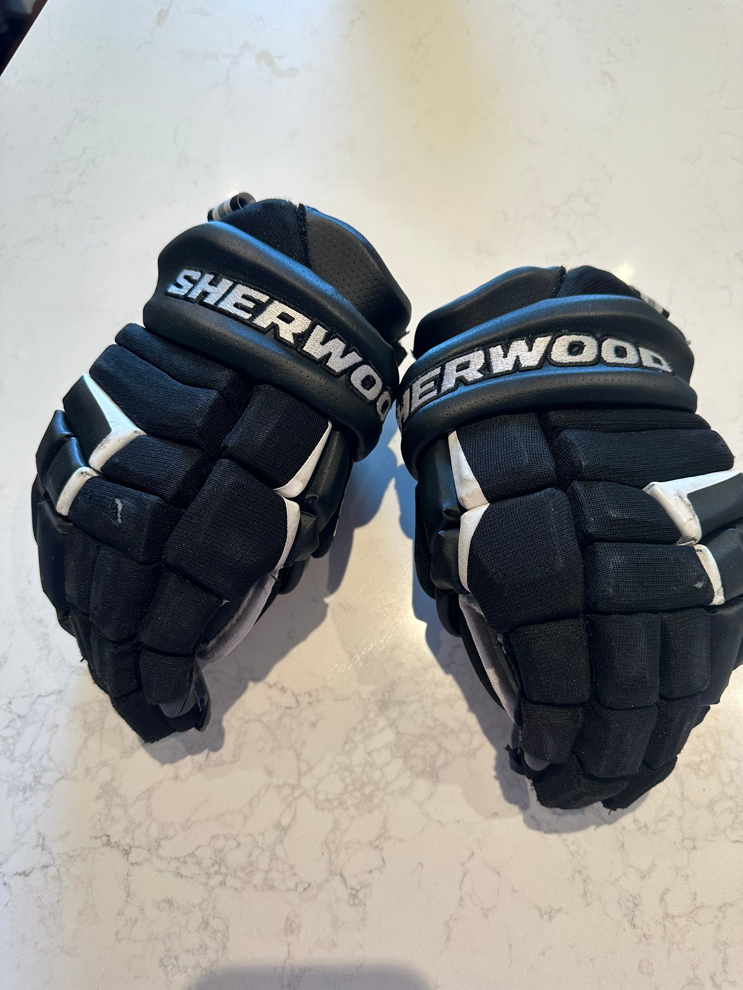 Sherwood Rekker Legend Pro - NHL Pro Stock Glove - New York Rangers (R –  HockeyStickMan