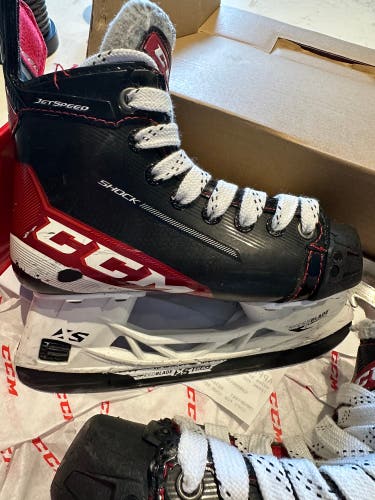 Junior CCM Regular Width   Size 1.5 Hockey Skates