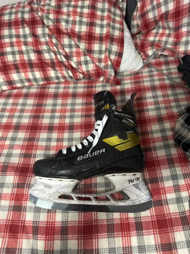 Senior Bauer Regular Width   Size 8 Supreme UltraSonic Hockey Skates