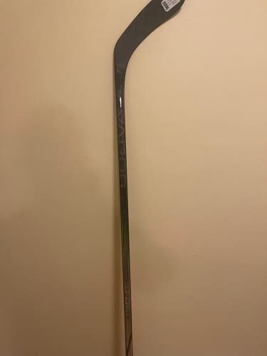 Senior Right Handed P28 Vapor Hyperlite Hockey Stick