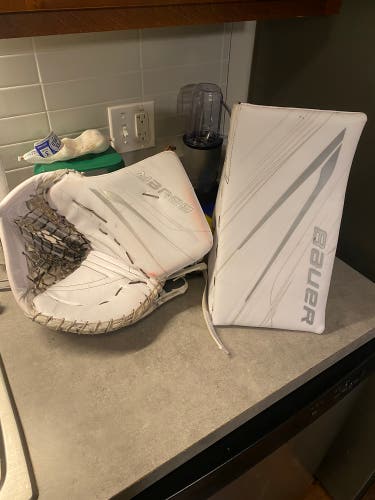 Full Right Bauer Hyperlite 2 Goalie Gloves