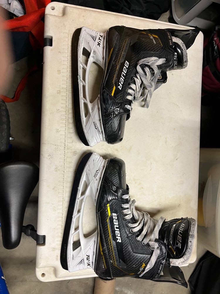 Senior Bauer Wide Width   Size 9 Supreme M5 Pro Hockey Skates