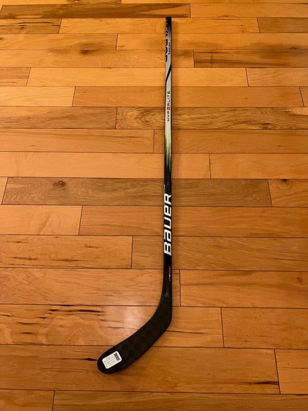 New Bauer Hyperlite 2 Hockey Stick P28/77 Flex/Right Handed