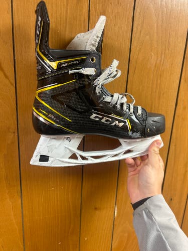 Used CCM Regular Width   Size 9.5 Super Tacks AS3 Pro Hockey Skates