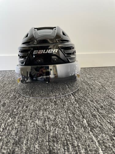 New Medium Bauer Re-Akt 150 Helmet