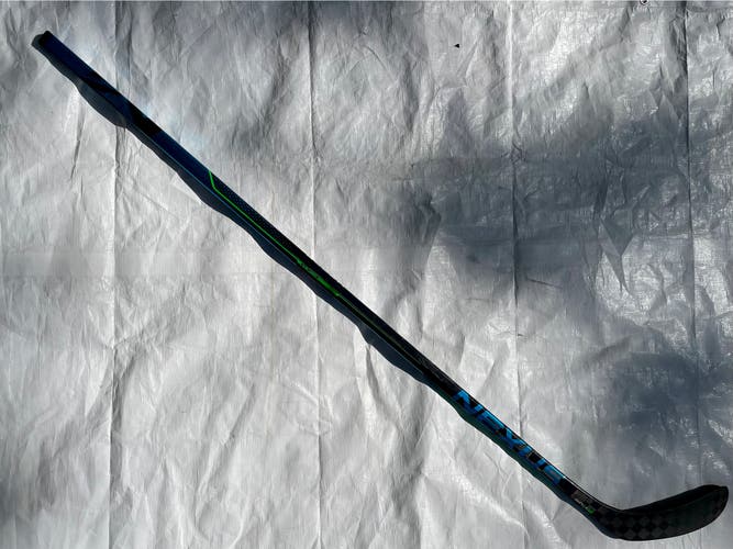 Like New P28 77F RH Nexus Geo Hockey Stick