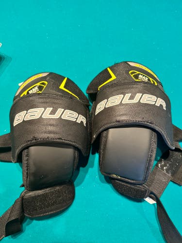 Medium Bauer Goalie Leg Pads/knee pads