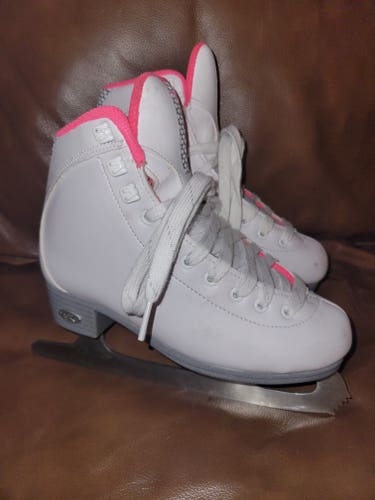 Riedell Luna Model 18 /  Youth Size 2 Figure Ice Skates Spiral Blades